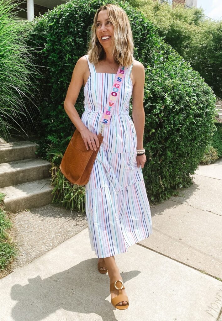 Social Threads by popular Nashville fashion blog, Hello Happiness: image of Lindsay of The Mother Chic carrying a Social Threads Vegan Messenger Bag with a Social Threads Blogger Collaboration Bag Strap.