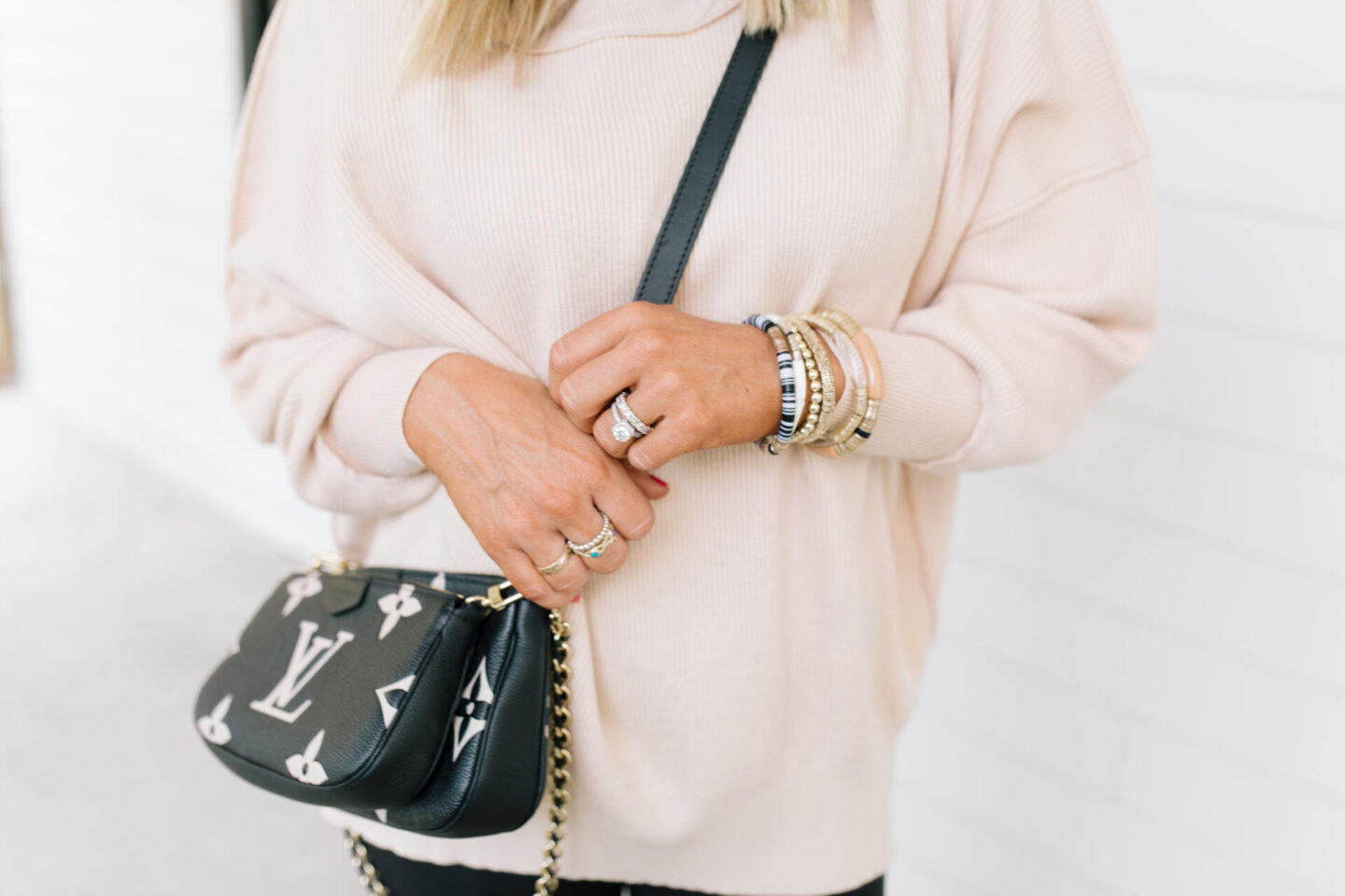 Apres Ski Fashion: Essentials for Her featured by top Nashville mom fashion blogger, Hello Happiness.